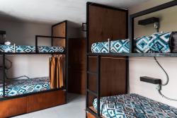 Dormitorio con 4 camas privado (sólo mujeres)